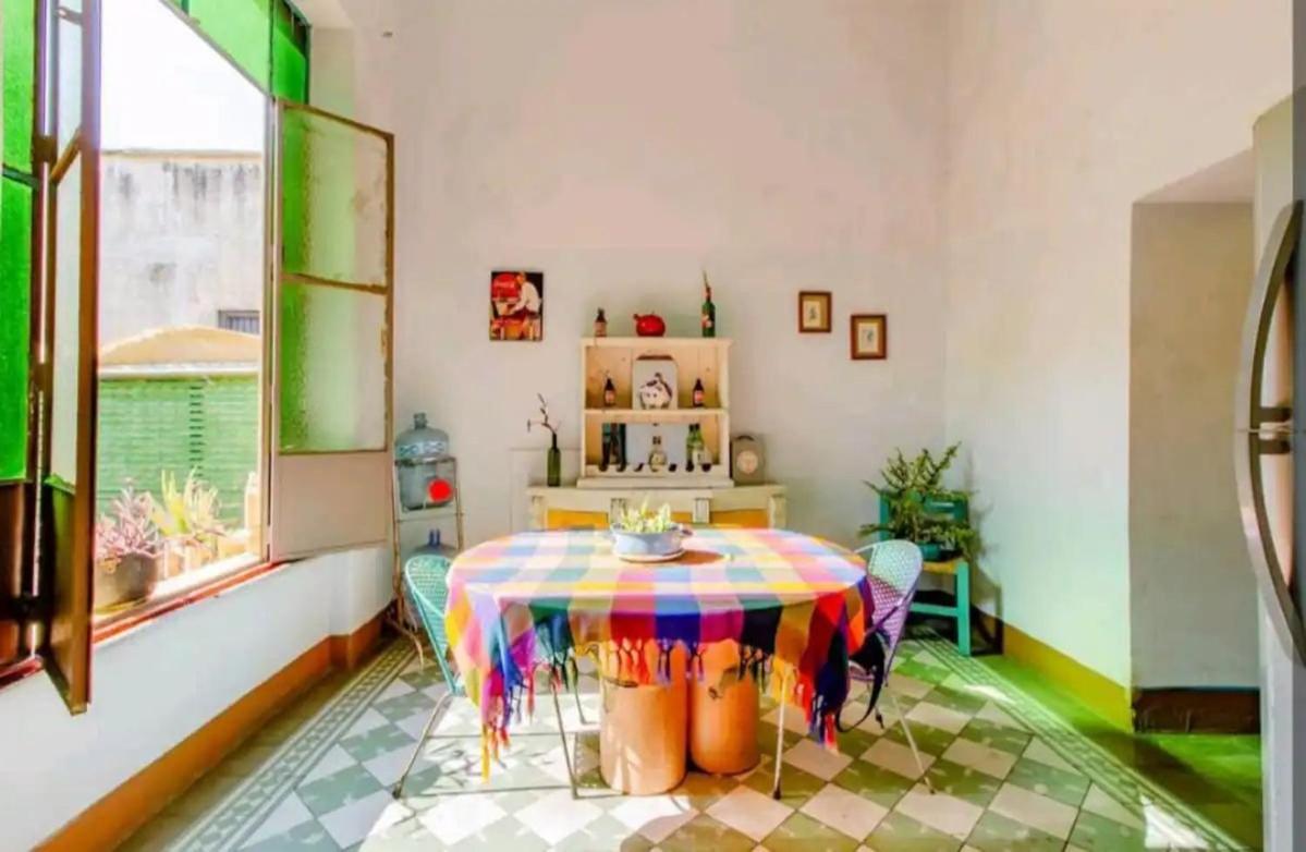 1 Guadalajara Corazon Del Centro Historico Hospedate En Una Casa Antigua En Una Habitacion Sencilla Con Areas Comunes Y Banos Compartidas Extérieur photo